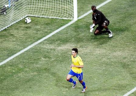 اللاعب ايلانو يحرز هدف البرازيل في مرمى ساحل العاج